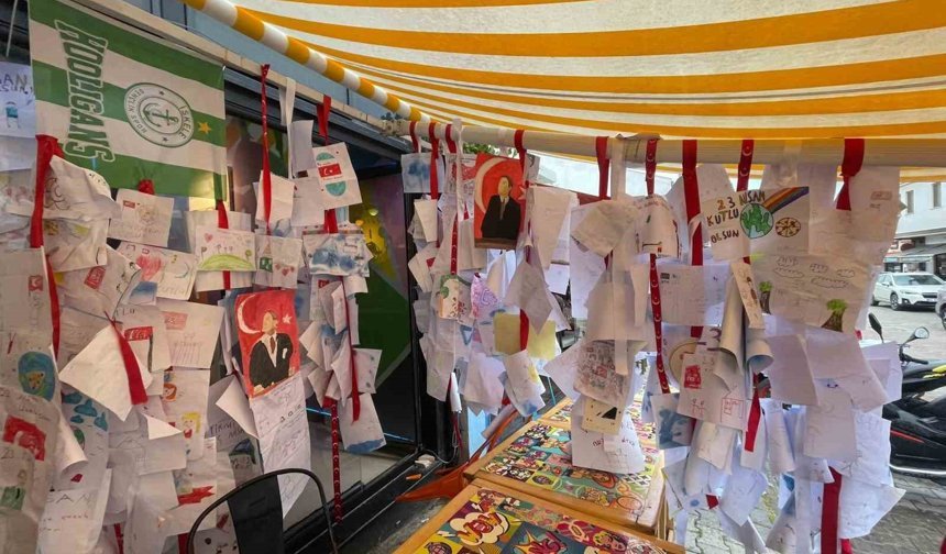 Datça'da 10 yıllık iyilik geleneği: 'Atatürk'ünü çiz, pizzanı al'