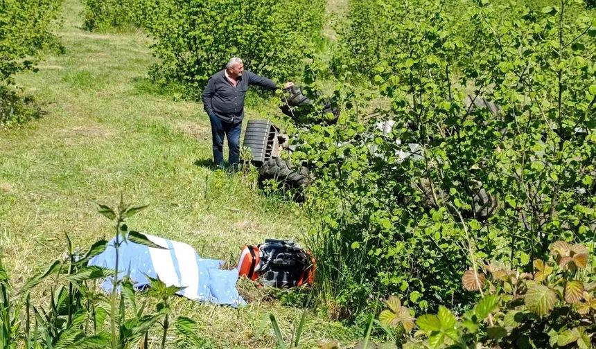 Devrilen traktörün altında can verdi