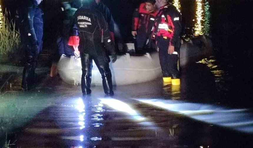 Diyarbakır'da selde mahsur kalan çobanı AFAD ve JAK ekipleri kurtardı