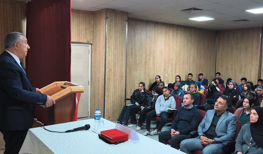 EĞİTİMCİ GAZETECİ YAZAR SERDAR ÜNSAL ÖĞRENCİLERLE BULUŞTU