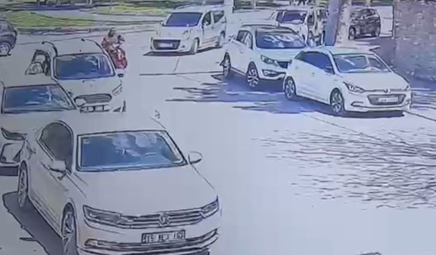 Elektrikli bisiklet park halindeki otomobile çarptı