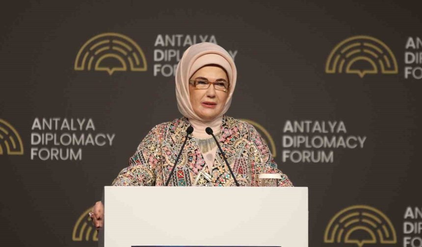 Emine Erdoğan: 'Çocuklarımız için şiddeti özendiren ve sıradanlaştıran ne varsa, hangi mecrada ve ne kılıkta olursa olsun kararlılıkla mücadele etmek zorundayız'