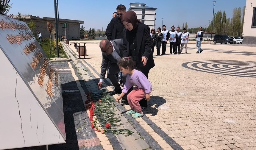 Türk Eğitim-Sen’den Şiddete Karşı Birlik Mesajı: Atatürk Büstüne Karanfil bırakıldı