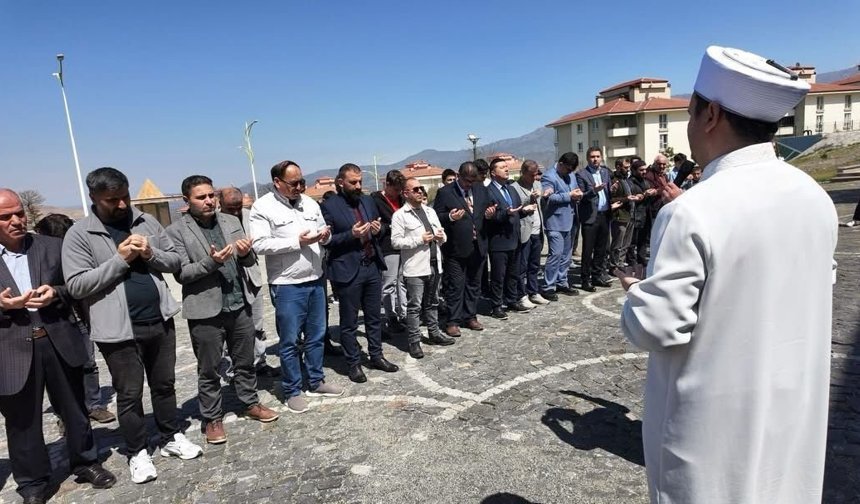 Iğdır Üniversitesinde Şehit Öğretmen ve Öğrenciler İçin Gıyabi Cenaze Namazı Kılındı
