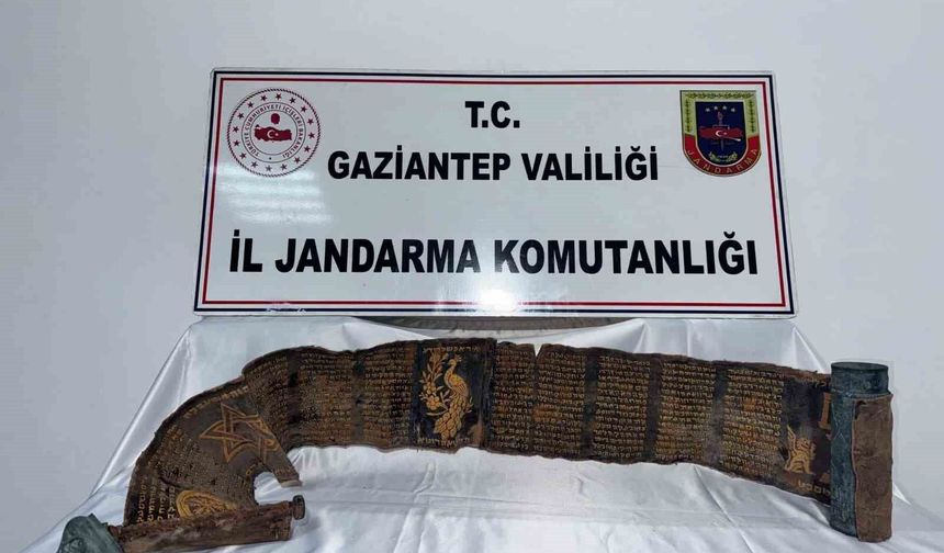 Gaziantep'te piton derisine İbranice altın yazmalı kitap ele geçirildi: 1 gözaltı