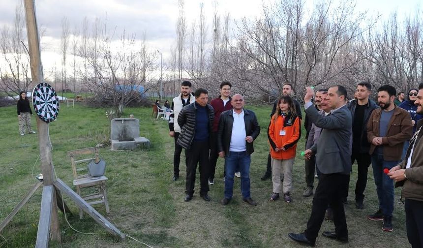 İrem Bağları’nda Kayısı Çiçeği Festivali Düzenlendi