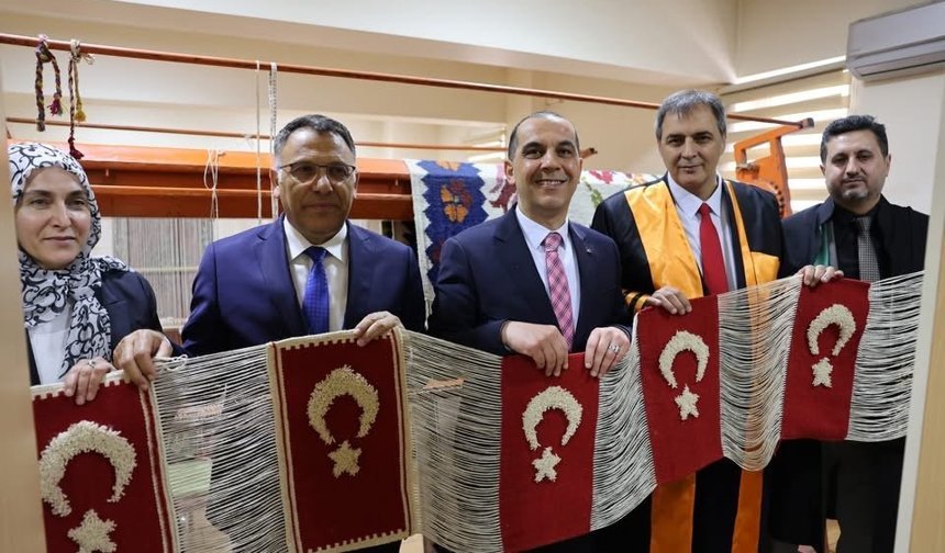 El Emeği Göz Nuru Kilimler Türk Bayrağı ile Taçlandı