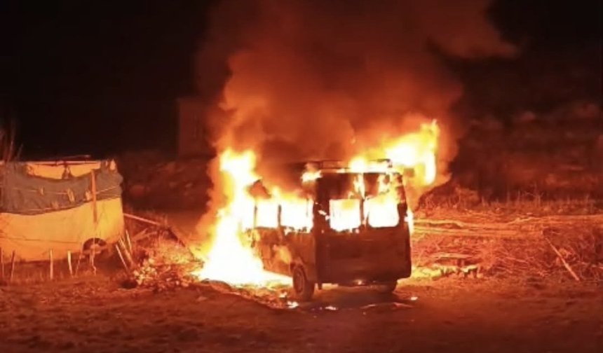 Katırlı Köyü’nde Korkutan Yangın: Muhtarın Minibüsü Küle Döndü