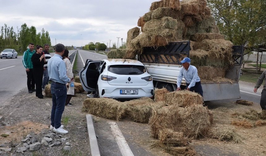 Iğdır'da kamyonet ile otomobil çarpıştı: Otlar aracın üzerine döküldü