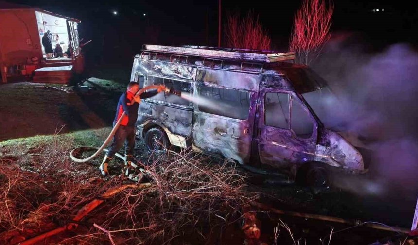 Iğdır'da muhtara ait minibüs yandı: Kundaklama şüphesi