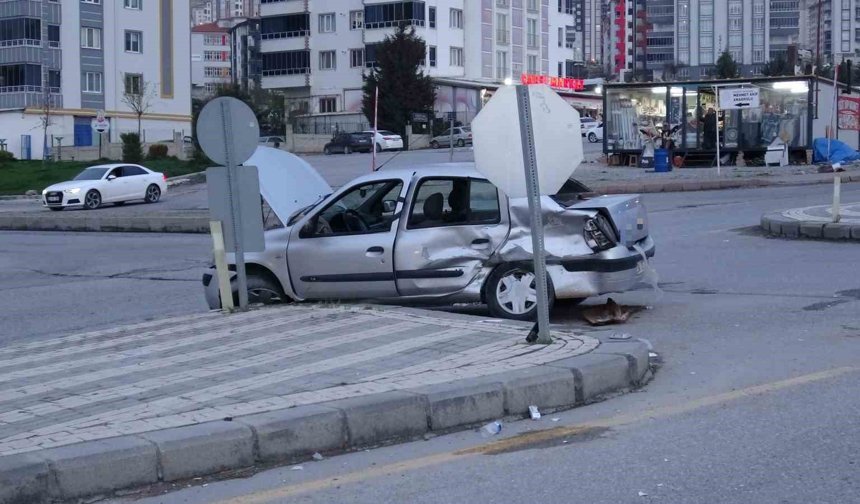 İki araç çarpıştı: 4 yaralı