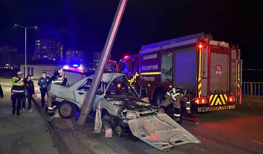 Otomobil aydınlatma direğine çarptı: 1'i ağır, 2 yaralı