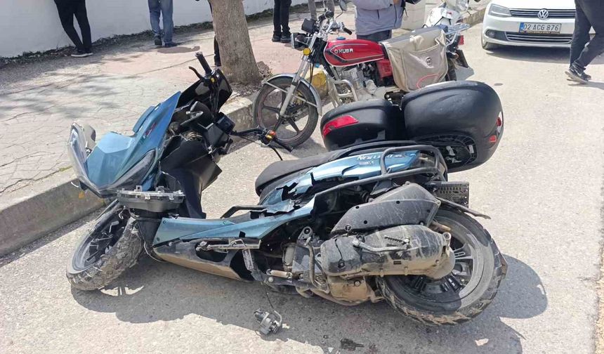 Otomobille çarpışan motosiklet sürücüsü ağır yaralandı