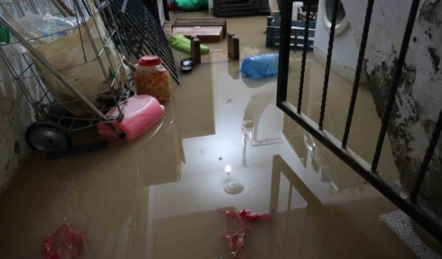 Sağanak ve dolu sonrası bodrum katını su bastı: Eşyalarının üzerine basarak içeri girdiler