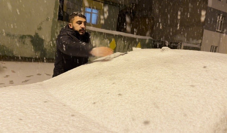 Sarıkamış'a kış geri döndü: Kar kalınlığı 15 santimetreyi aştı