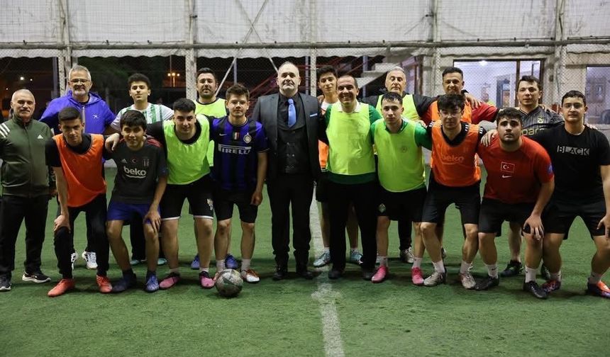 Vali Taşolar Öğrencilerle Halı Sahada Buluştu