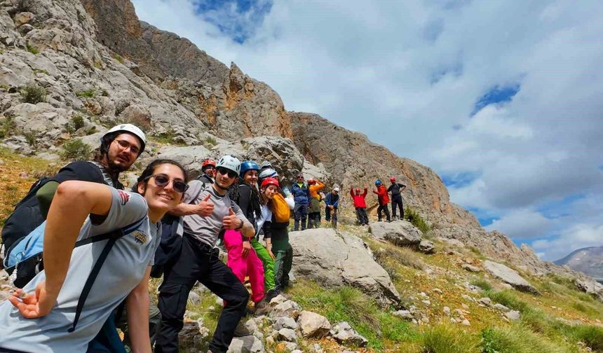 45 sporcu Kemaliye'nin zirvesinde buluştu