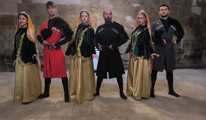 Ejder Kervansarayı'nda Sanat ve Kültür Buluşması: Kafkas Dansı Geceye Damga Vurdu