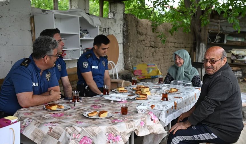 IĞDIR İL EMNİYET MÜDÜRLÜĞÜ’NDEN ŞEHİT AİLELERİ VE GAZİLERE ANLAMLI BAYRAM ZİYARETİ