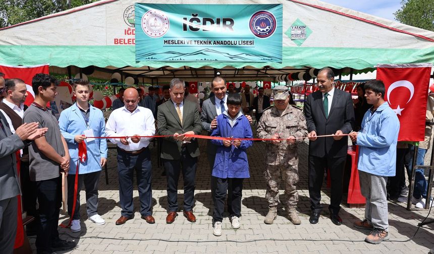 IĞDIR’DA GENÇ MUCİTLERİN YIL SONU GÖSTERİSİ: “MAARİFİN KALBİNDE MARİFETLİ GENÇLİK” SERGİSİ AÇILDI