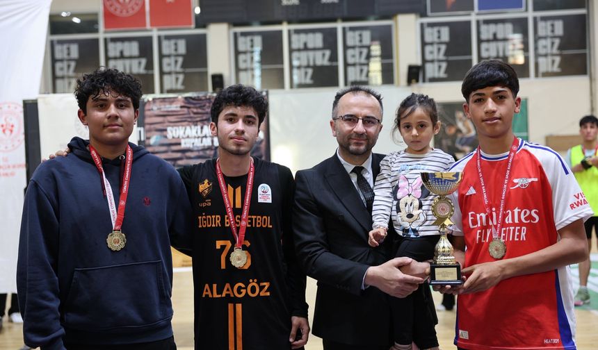 IĞDIR’DA 3x3 BASKETBOL HEYECANI: SOKAKLAR BİZİM, KUPALAR BİZİM!