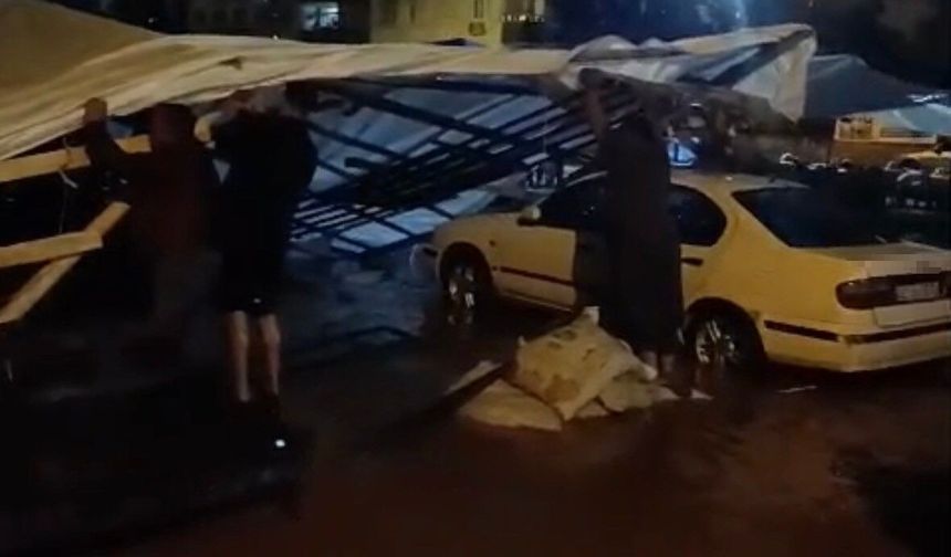 Adana'da sağanak yağış yolları göle çevirdi