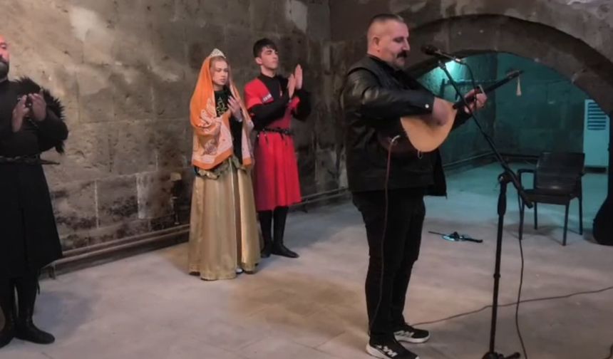 TARİHİ EJDER KERVANSARAYI’NDA SANAT VE MÜZİK ZİYAFETİ: “IĞDIR’IN AL ALMASI” YANKILANDI