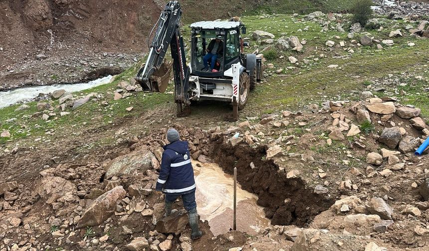 Bayram Tatilinde Su Hattı Arızasına Müdahale