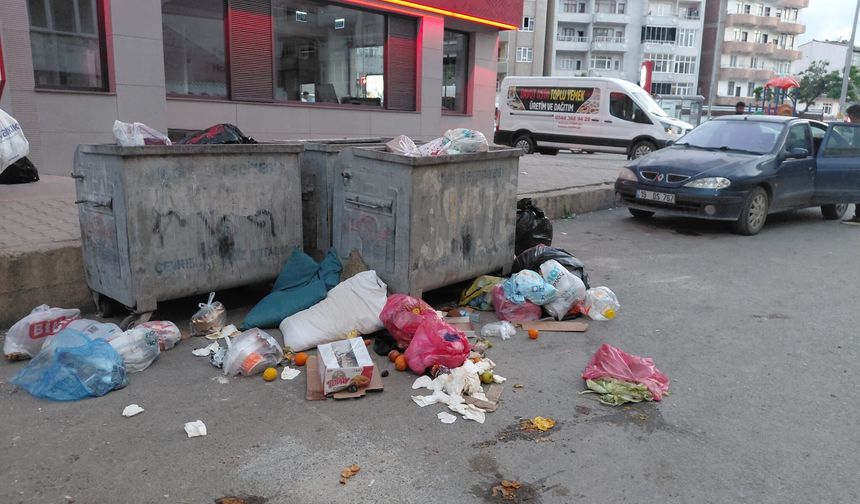 TOPÇULAR MAHALLESİ’NDE ÇÖP TEPKİSİ: ESNAF İSYAN ETTİ