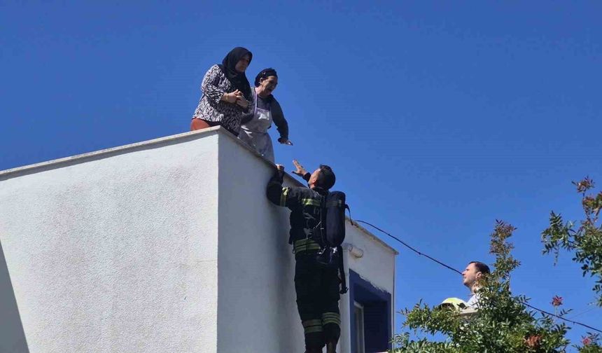 Elektrik hattı patladı, çıkan yangında 2 kişi mahsur kaldı