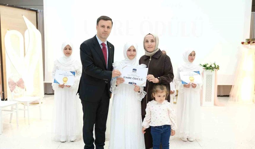 Erzincan'da hadis yarışmasında dereceye girenler ödüllendirildi