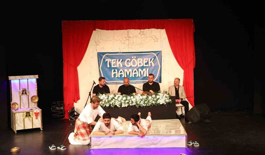 Erzurum Şehir Tiyatroları 'Hançer Havası' ile Ordu'da sahne aldı