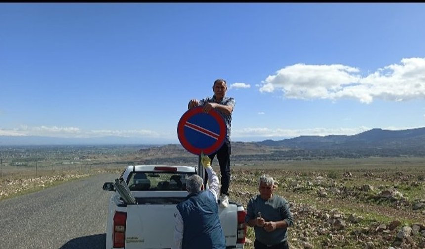 Iğdır İl Özel İdaresi’nden Yol Güvenliği Hamlesi: Gülpınar Yolu Yenilenen Tabelalarıyla Daha Güvenli