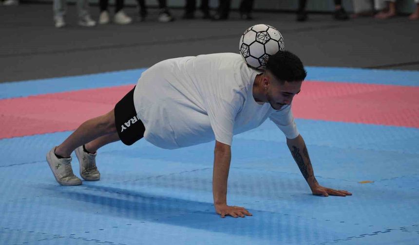 Fabrika işçisinin futbol yeteneği: Dakikalarca topu yere düşürmeden şov yaptı