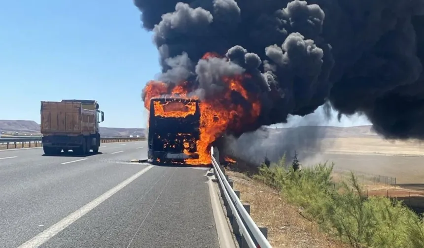 TEM'de yolcu otobüsü alev alev yandı