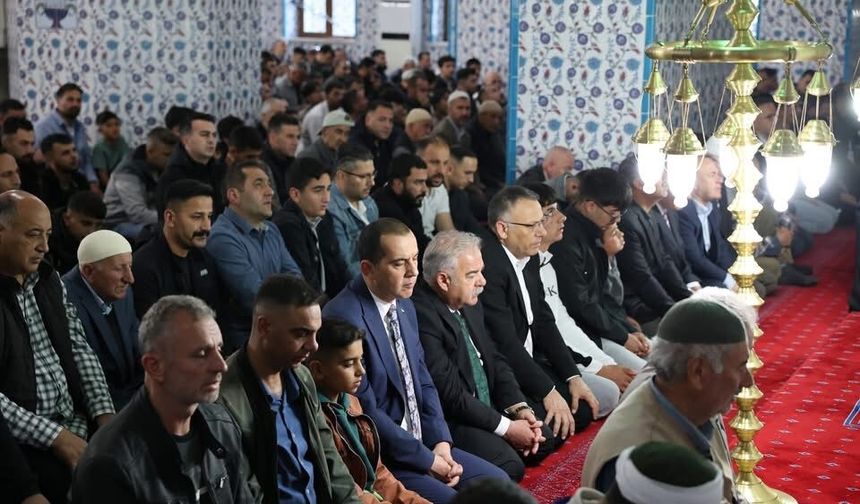 Vali Taşolar Bayram Namazı Sonrası Vatandaşlarla Bayramlaştı