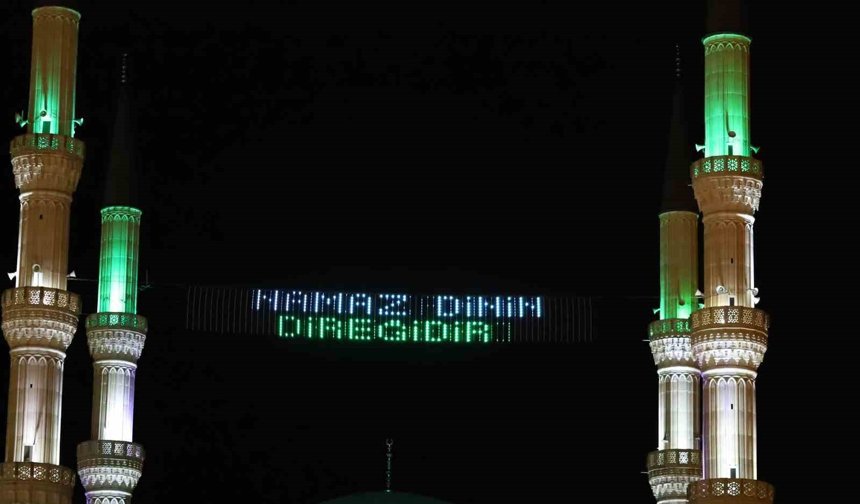 Iğdır Merkez Ulu Camii'ne dijital mahya asıldı
