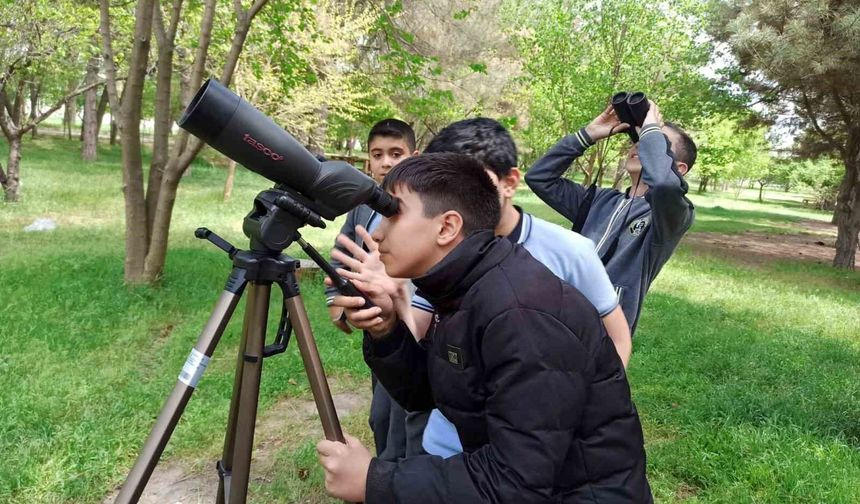 Iğdır'da 'Doğa Öncüleri Projesi' kapsamında öğrencilere doğa ve kuş eğitimi