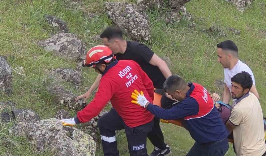 Iğdır'da otomobil uçuruma yuvarlandı: 4 yaralı