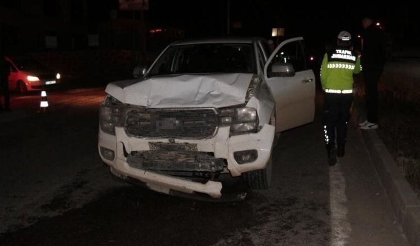 Kamyonet otomobile arkadan çarptı: 2 yaralı