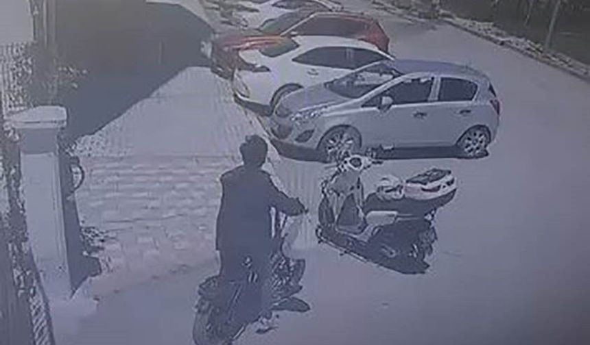 Motosiklet üzerinde duran kaskı çaldı: O anlar kamerada