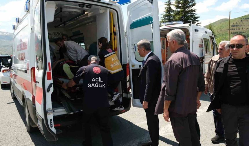 Otomobil aydınlatma direğine çarptı: 1'i bebek 4 yaralı