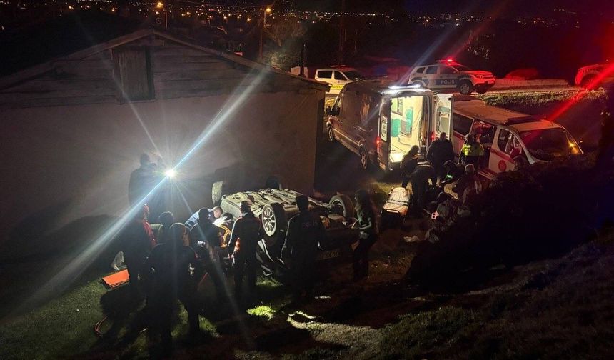 Otomobil evin bahçesine devrildi: 2 yaralı