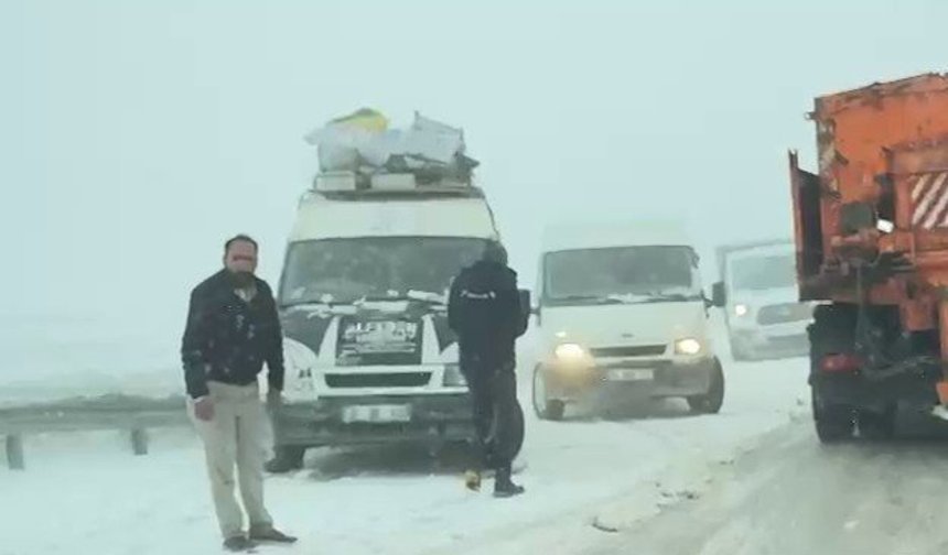 Palandöken Geçidi baharda da geçit vermedi, sürücülerin imdadına ekipler yetişti
