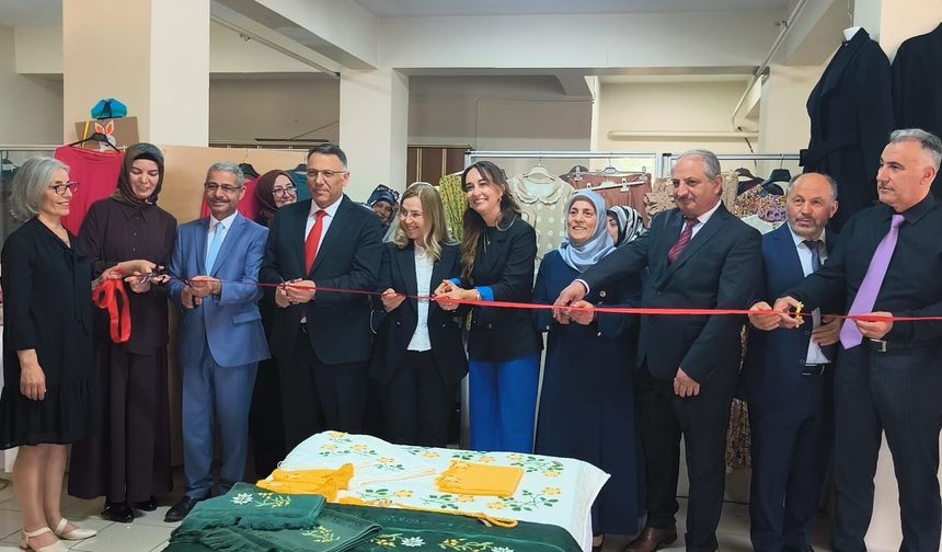 Iğdır’da “Abiye ve Nikah Kıyafeti Dikimi” Kursu Sergisi Açıldı