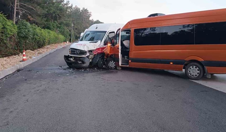 Tur minibüsleri çarpıştı, 13 turist yaralandı