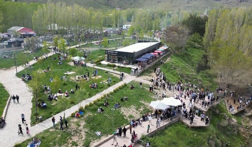 Van'ın doğa harikası bayramda doldu taştı
