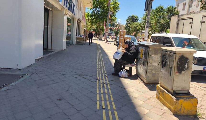 IĞDIR’DA DİLENCİLERDEN "PAZAR MESAİSİ": VATANDAŞLAR YETKİLİLERDEN ADIM BEKLİYOR!
