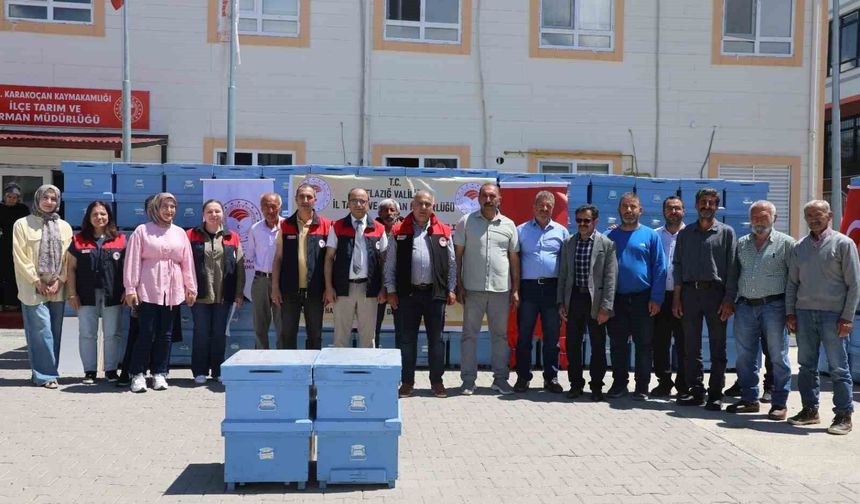 15 arı yetiştiricisine 150 adet kovan dağıtıldı