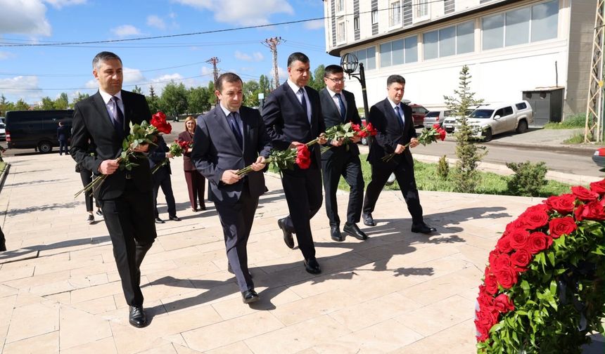 Türk ve Azerbaycanlı Yargı Mensuplarından Haydar Aliyev Büstüne Çiçek